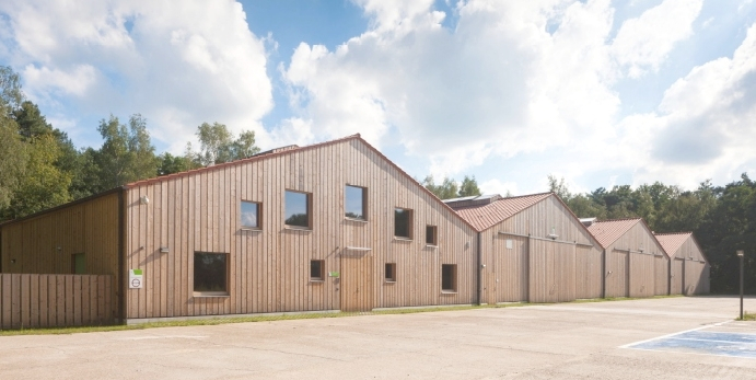Met deze loods in Teunenberg, opgebouwd uit spanten van gelamelleerd hout, won Beneens  in 2016 de Schrijnwerk Award voor Schrijn- en Timmerwerk (foto &copy; Liesbet Goetschalckx)