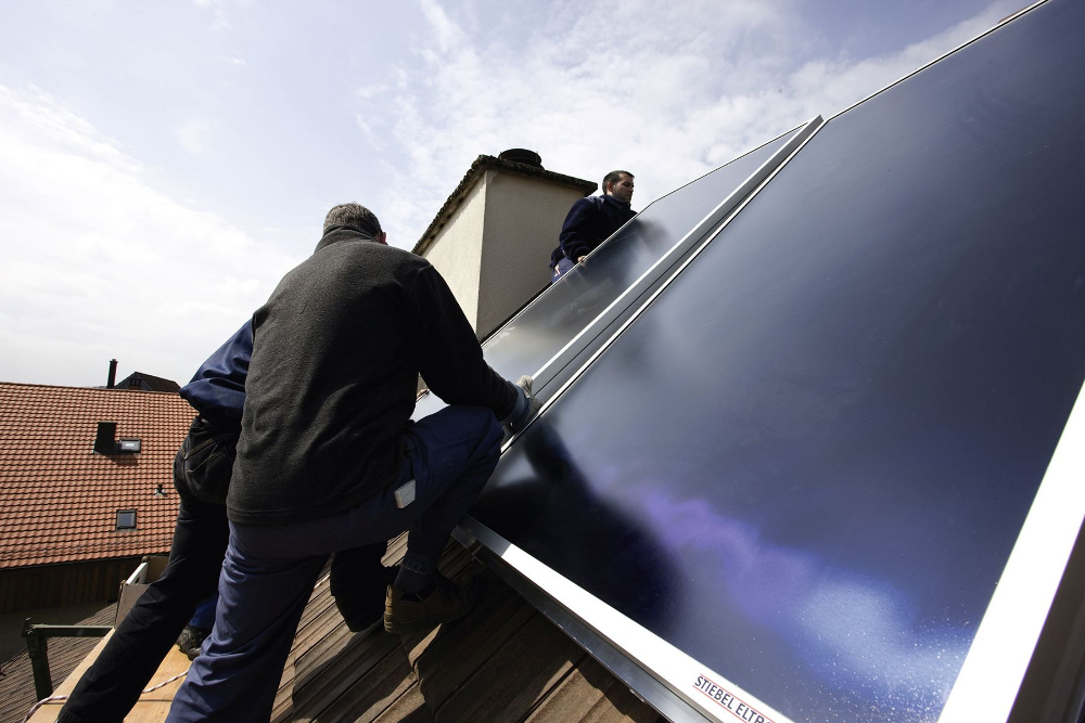 Een zonne-installatie op druk mag enkel bij geringe zonnestraling of met afgedekte collectoren gevuld worden