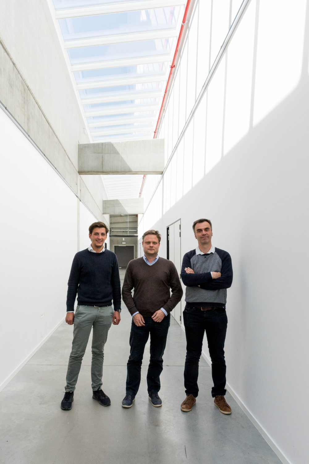 V.l.n.r.: Aldric d&rsquo;Oultremont, Jan Pieter Somers en Tom Prinzie in het nieuwe distributiecentrum van Van Marcke