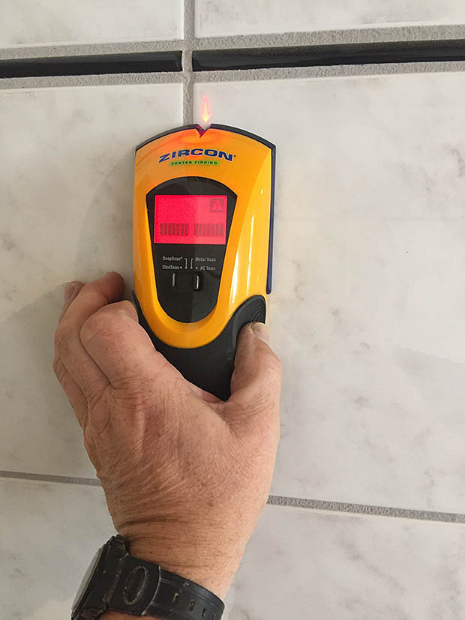 De muurscanner detecteert een metalen leiding achter de betegeling. In dit geval een waterleiding.