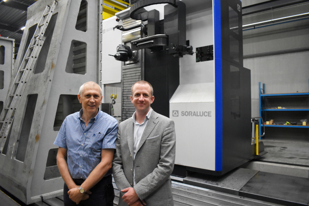Zaakvoerder Wim Matthys (links) van MGC Subcontracting en Jan Scheers van Tecmo Machinery  voor de nieuwe Soraluce FP 12000