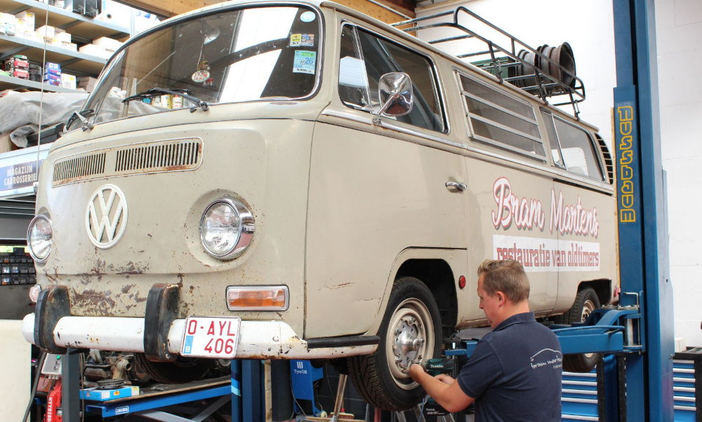 De bakermat voor Garage-Carrosserie Bram Martens ligt bij de restauratie van oldtimers.  Anno 2019 is de firma een van de eerste ECR-conceptgarages