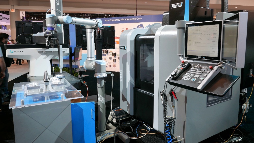 Tijdens IMTS 2018 demonstreerden een aantal partijen de toekomst van communicatie tussen CNC-machines en perifere apparatuur.  Via MTConnect en een testversie van een opensourcerobotbesturingssysteem kan deze productiecel volledig autonoom produceren