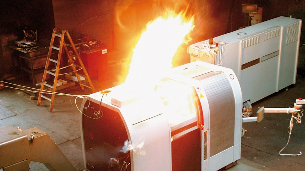 Omdat machinefabrikanten eigenlijk al van voor de constructie rekening moeten houden met het  (on)voorspelbaar gedrag van machines, bouwen steeds meer fabrikanten tegenwoordig  standaard sensorgestuurde hulpmiddelen in. Zo worden taferelen als deze vermeden