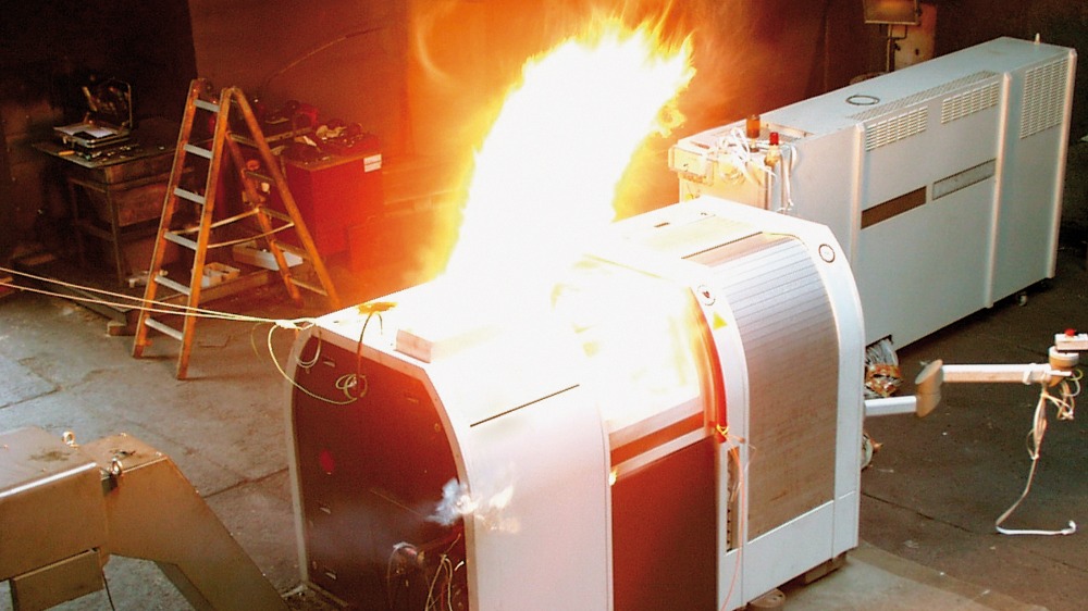 Omdat machinefabrikanten eigenlijk al van voor de constructie rekening moeten houden met het  (on)voorspelbaar gedrag van machines, bouwen steeds meer fabrikanten tegenwoordig  standaard sensorgestuurde hulpmiddelen in. Zo worden taferelen als deze vermeden
