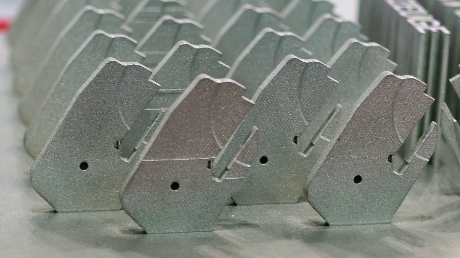 Om het koelsmeermiddel beter in het snijvlak te krijgen, stappen sommige gereedschapsfabrikanten over op het 3D-printen van de houders. Ze kunnen hierdoor beter de interne koelkanalen integreren