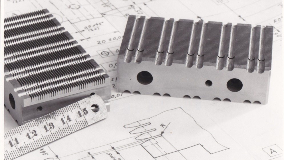 Een traditionele 2D-tekening met product, detailleringen en vorm-, plaats- en ruwheidstoleranties