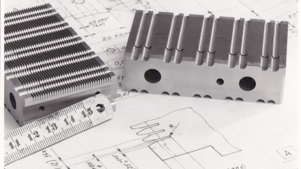 Een traditionele 2D-tekening met product, detailleringen en vorm-, plaats- en ruwheidstoleranties