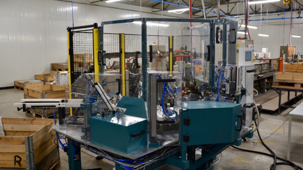 De machine met de draaitafel vervangt twee oude, lineaire machines