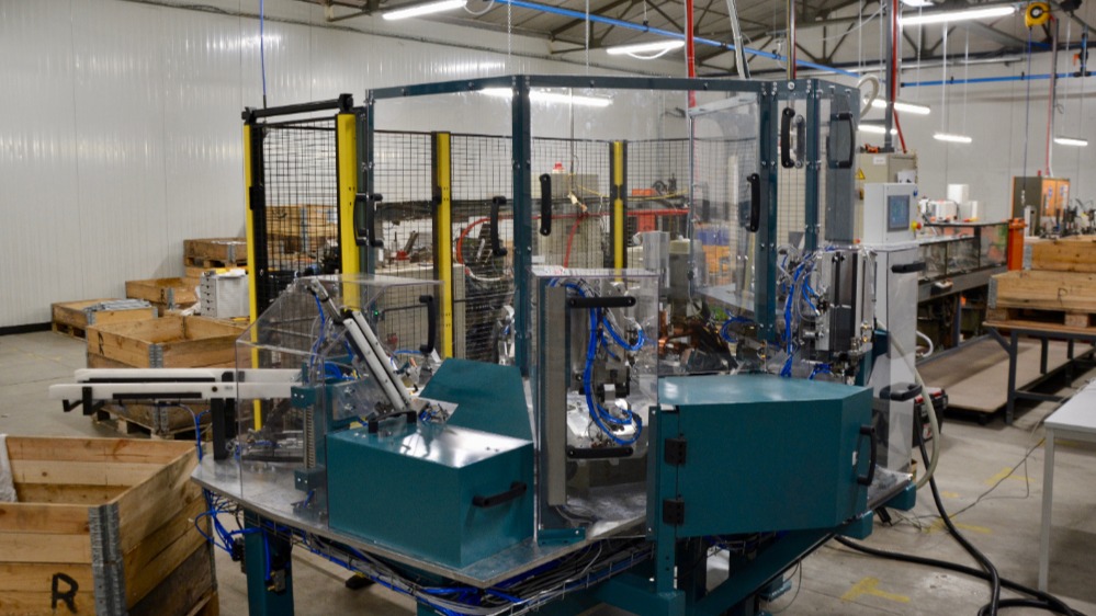 De machine met de draaitafel vervangt twee oude, lineaire machines