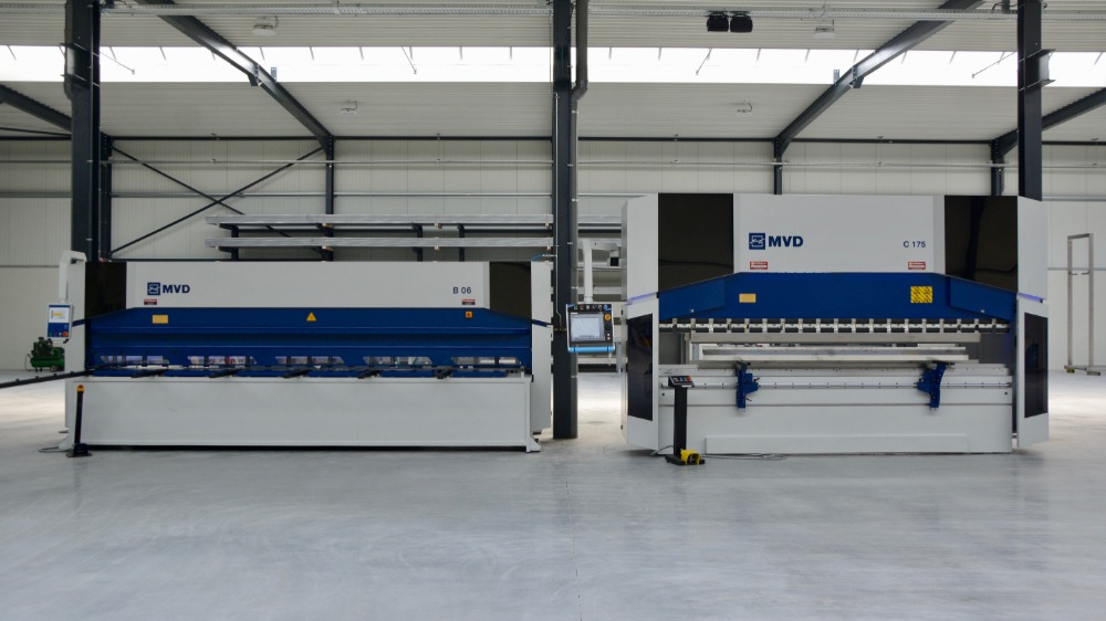 De plaatschaar en plooibank staan mooi naast elkaar en tussen de zuilen opgesteld in de gloednieuwe productiehal