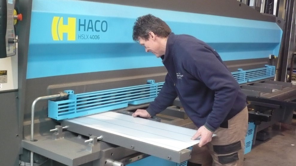 De guillotineschaar met hydraulisch plaatophoudsysteem  aan de achterzijde en Sheet Back to Sender-functie