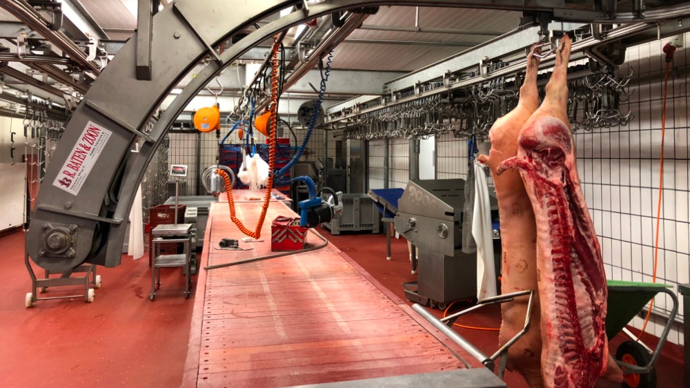 Baten & Zoon is thuis bij zowat elke (grote) slachterij van Belgi&euml; en zelfs daarbuiten met tal van producten, van kleine materialen als haken en pikken, tot complete slachthuisinrichtingen