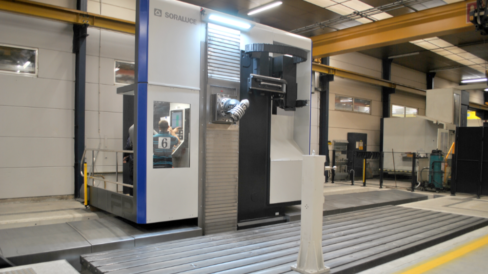 De nieuwe freesmachine heeft een grotere capaciteit qua afmetingen van  de onderdelen, een nog grotere precisie &eacute;n de mogelijkheid om de machine op de achtergrond te laten werken, wat meer flexibiliteit biedt