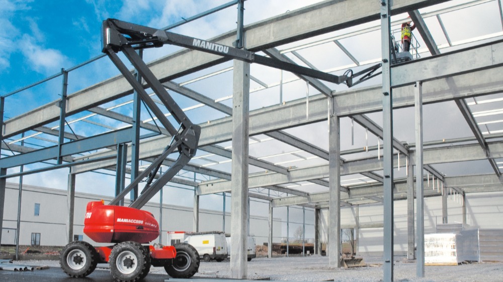 Het Safe Man System van Manitou komt in de vorm van een stang gemonteerd aan het bedieningspaneel. Wanneer langer dan drie seconden druk wordt uitgeoefend op de balk, worden alle functies uitgeschakeld en gaat een alarm af