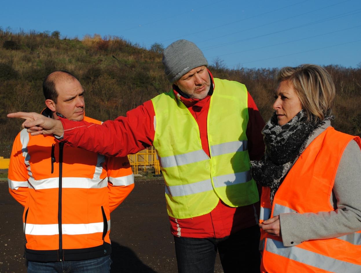 Patrick Leonard (Senior Sales Engineer Aerzen, centraal  in beeld) geeft Dimitri Bertholet en Marketing Coordinator Chantal Frederick uitleg op de site van CETB