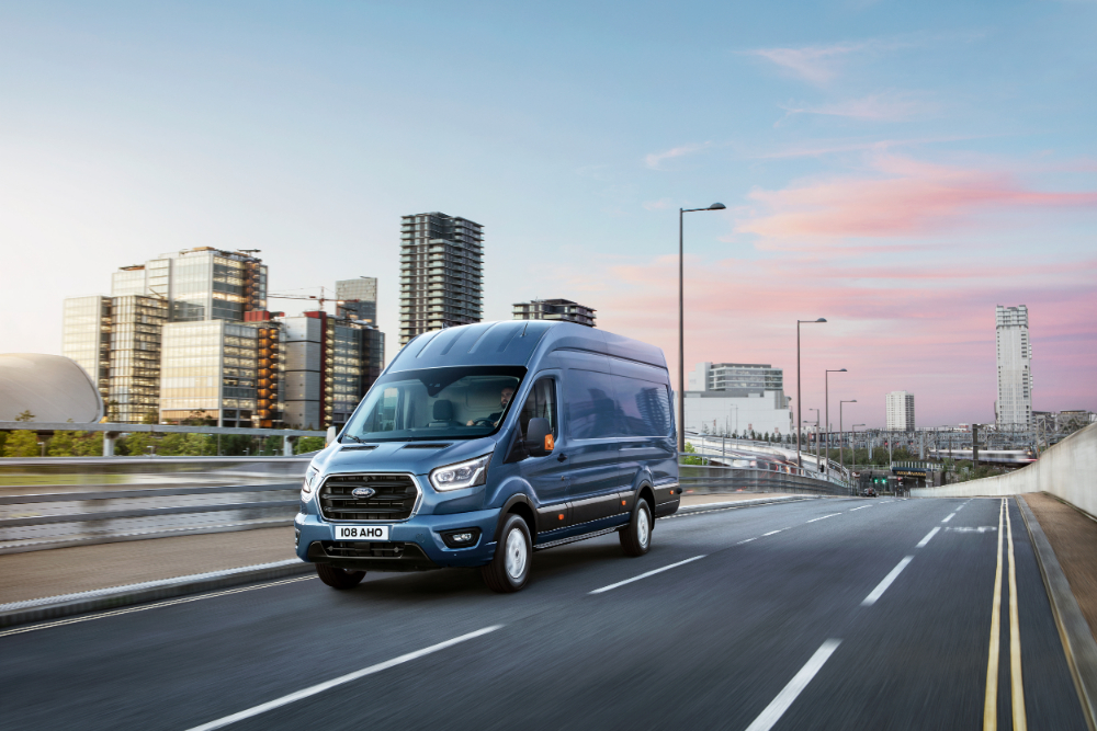 De nieuwe 2-tons Transit vergroot de productiviteit van bedrijven dankzij tot 7 procent verbeterde efficiency en geavanceerde nieuwe connectiviteitsmogelijkheden