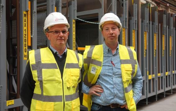 Manager Workshops Jos&eacute; Pycke en Manager QHSSE Civil Works Kris Keymeulen voor het U-box opslagsysteem