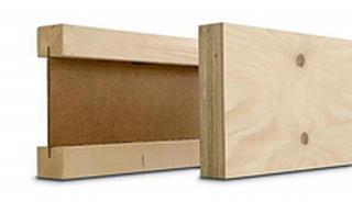 Deux éléments constructifs en 'engineered wood': poutre LVL (à dr.) et profilé en I (à g.)