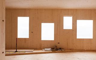 CLT est un lamellé-collé constitué de différentes couches de bois encollées perpendiculaire. Grâce aux bonnes propriétés structurelles, la structure complète peut être construite ainsi