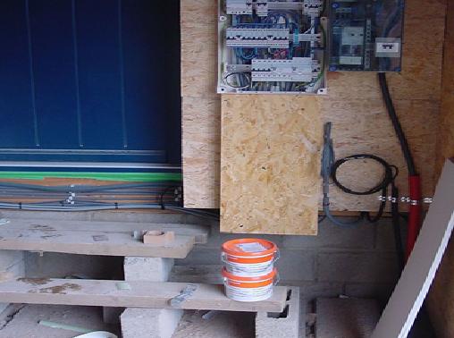 L'installation du tableau de commande à l'extérieur du volume protégé est 'not done'