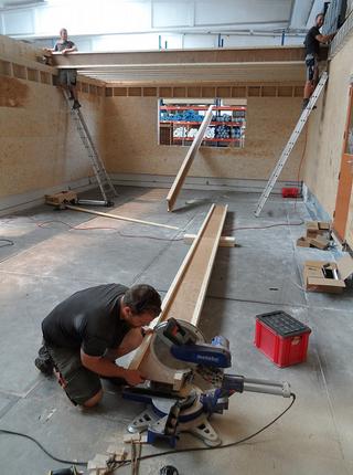 Bouwelementen uit engineered wood zijn doorgaans lichter en gemakkelijker te verwerken dan klassieke houten bouwmaterialen. I-profielen kunnen bijvoorbeeld eenvoudig op de werf worden bijgesneden of -gezaagd