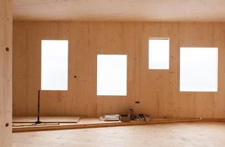 CLT is een plaatmateriaal, bestaande uit verschillende lagen haaks verlijmd hout. Dankzij de goede structurele eigenschappen kan de volledige structuur hiermee gebouwd worden