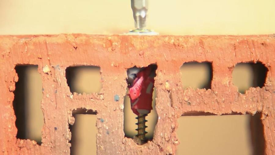 Door te schroeven klemt de plug zich vast
