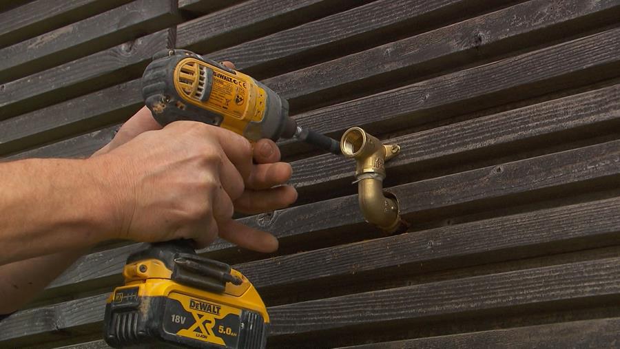 kraan bevestigen aan wand