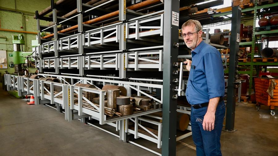 Kürt Vanmelle van Fluxys demonstreert hoe makkelijk de laden kunnen worden uitgerold