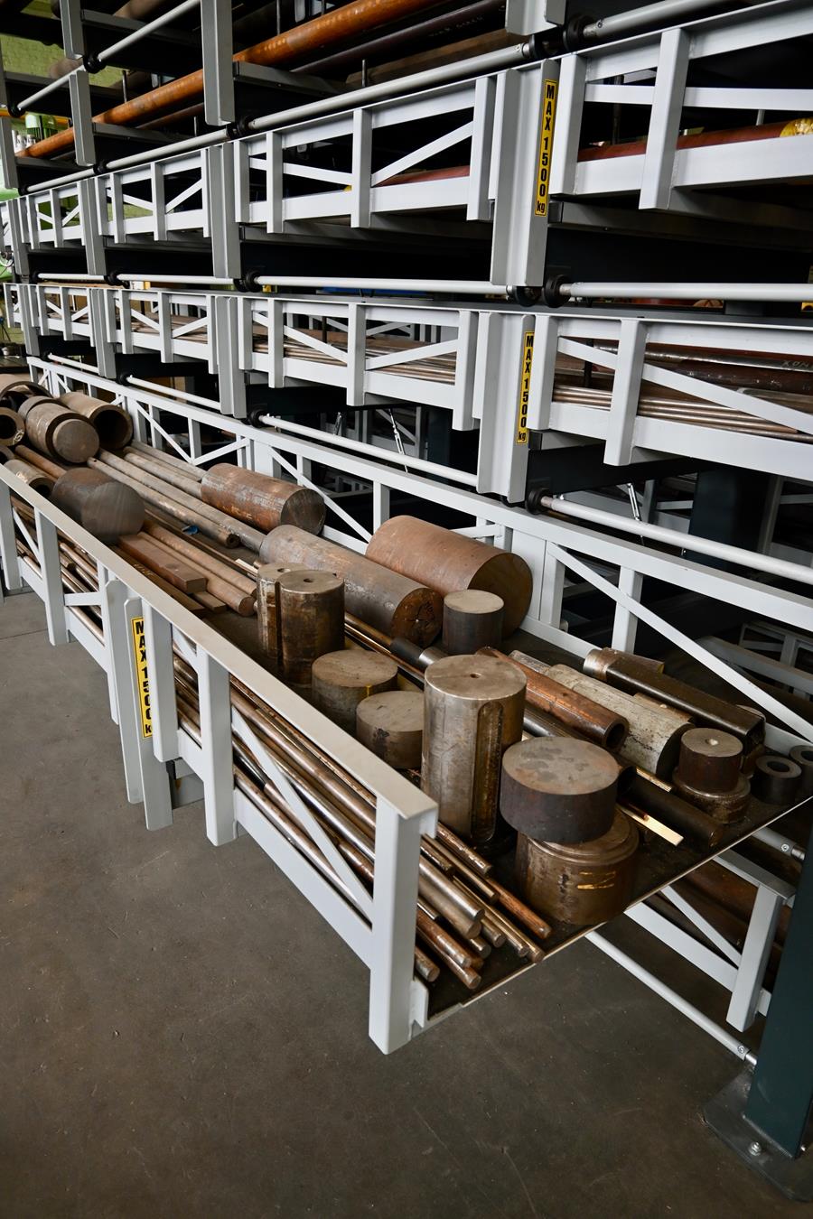 In het dubbelzijdige rek ligt langgoed van uiteenlopende lengtes en diameters