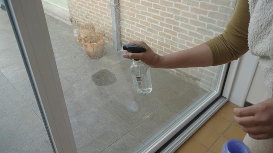 het raam nat maken