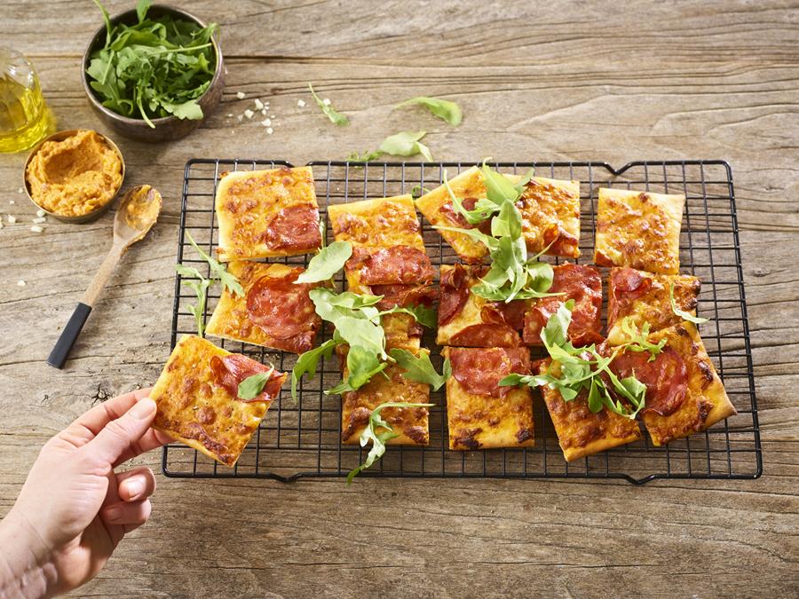 Plaatpizza met Ensalada Red en chorizo
