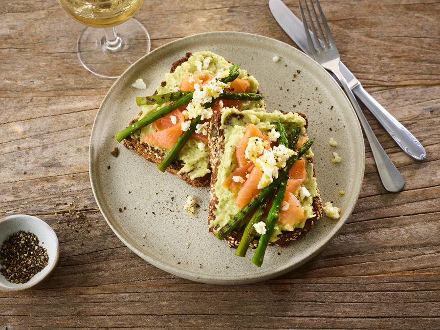 Volkoren toast met Ensalada Green, asperges en zalm