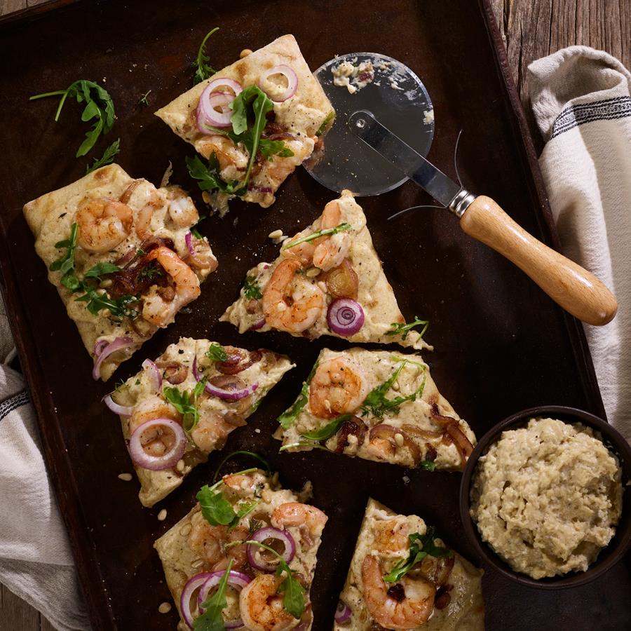 Pizza of pinsa Ensalada Truffel en scampi