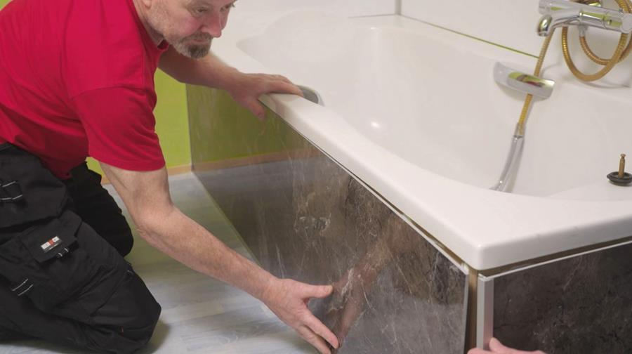 In een badkamer is een natuursteenlook
