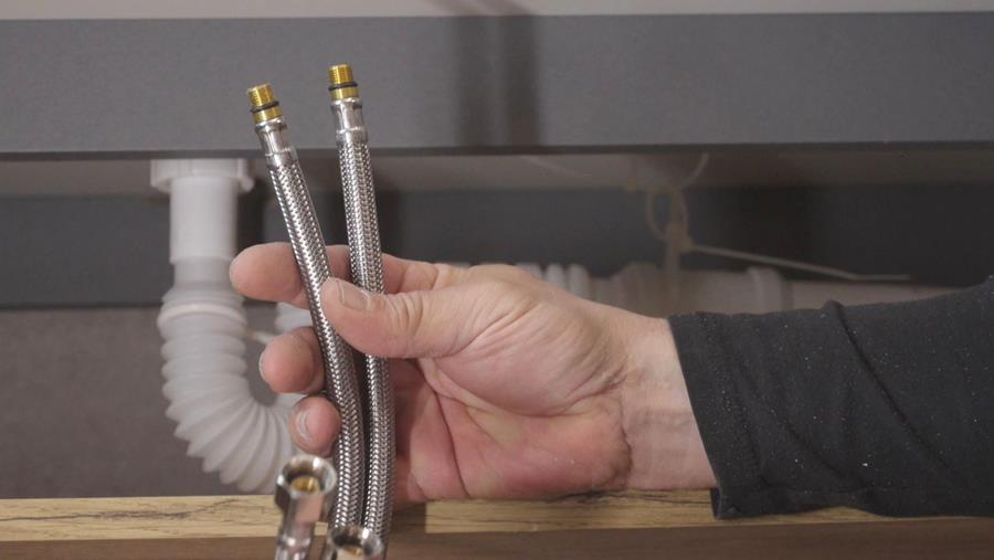 Lavabokranen worden met flexibels verbonden