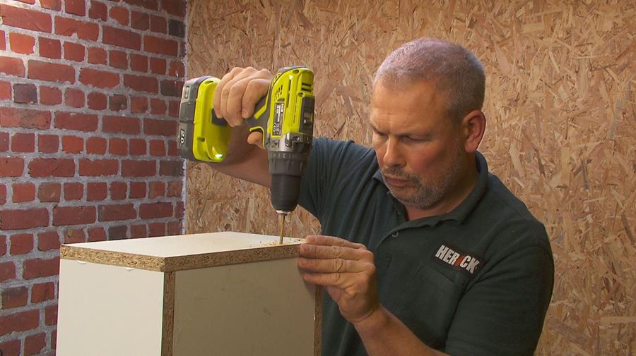 de laatste plank wordt vastgeschroef